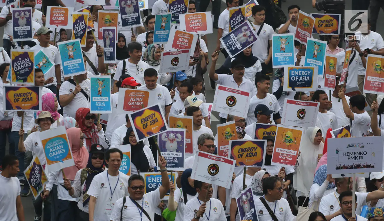 Peserta Parade Asian Games 2018 melintasi Jalan MH Thamrin, Jakarta, Minggu (15/5). Acara ini bertujuan untuk memasyarakatkan dan menyebarkan semangat Asian Games di kalangan masyarakat Indonesia. (Liputan6.com/Arya Manggala)