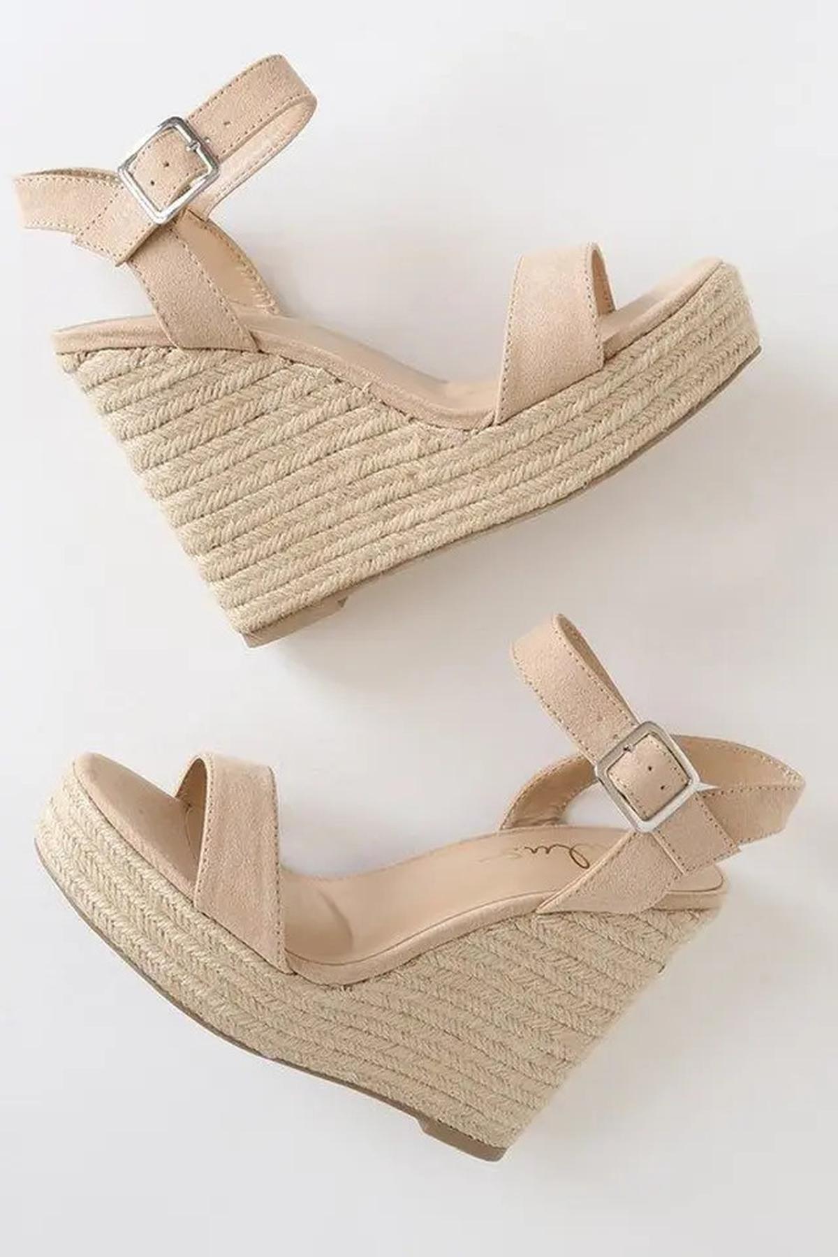 Model Wedges atau Flat Shoes? Ini yang Paling Cocok Buat Lebaran