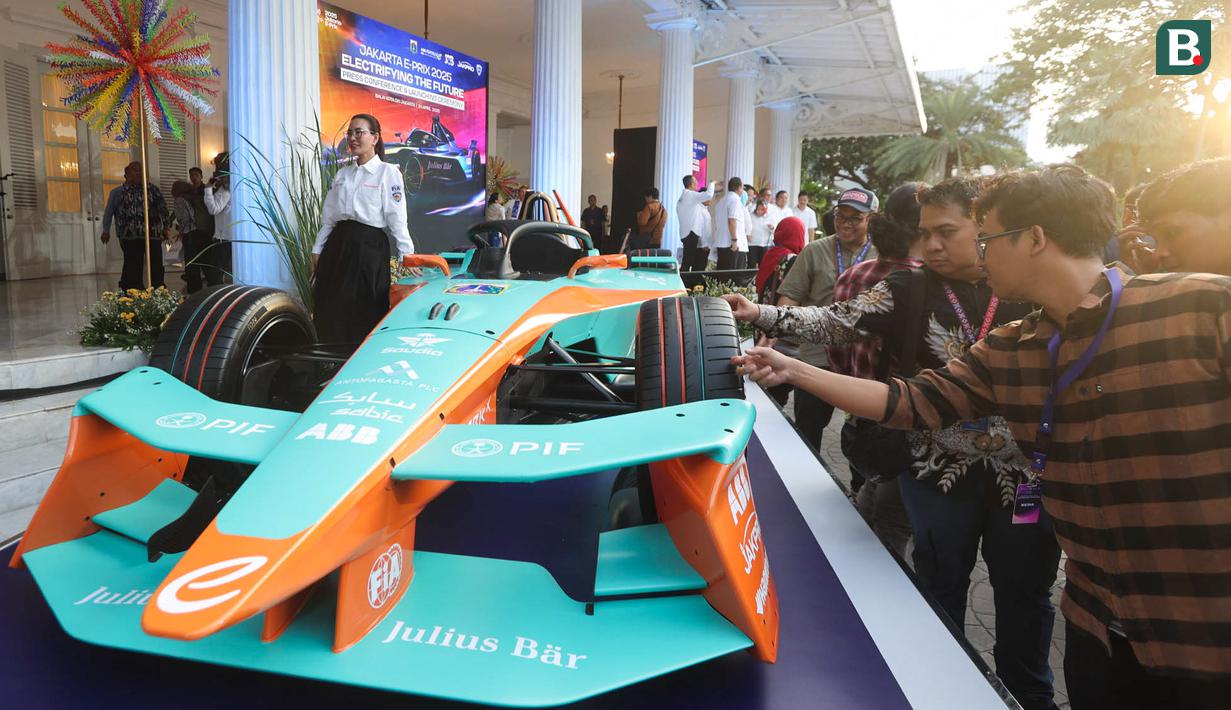 Sebagai informasi, total nilai kontrak atau commitment fee penyelenggaraan Formula E di Jakarta untuk periode 2022–2024 tercatat sebesar 36 juta poundsterling atau sekitar Rp 653 miliar. (Bola.com/M Iqbal Ichsan)