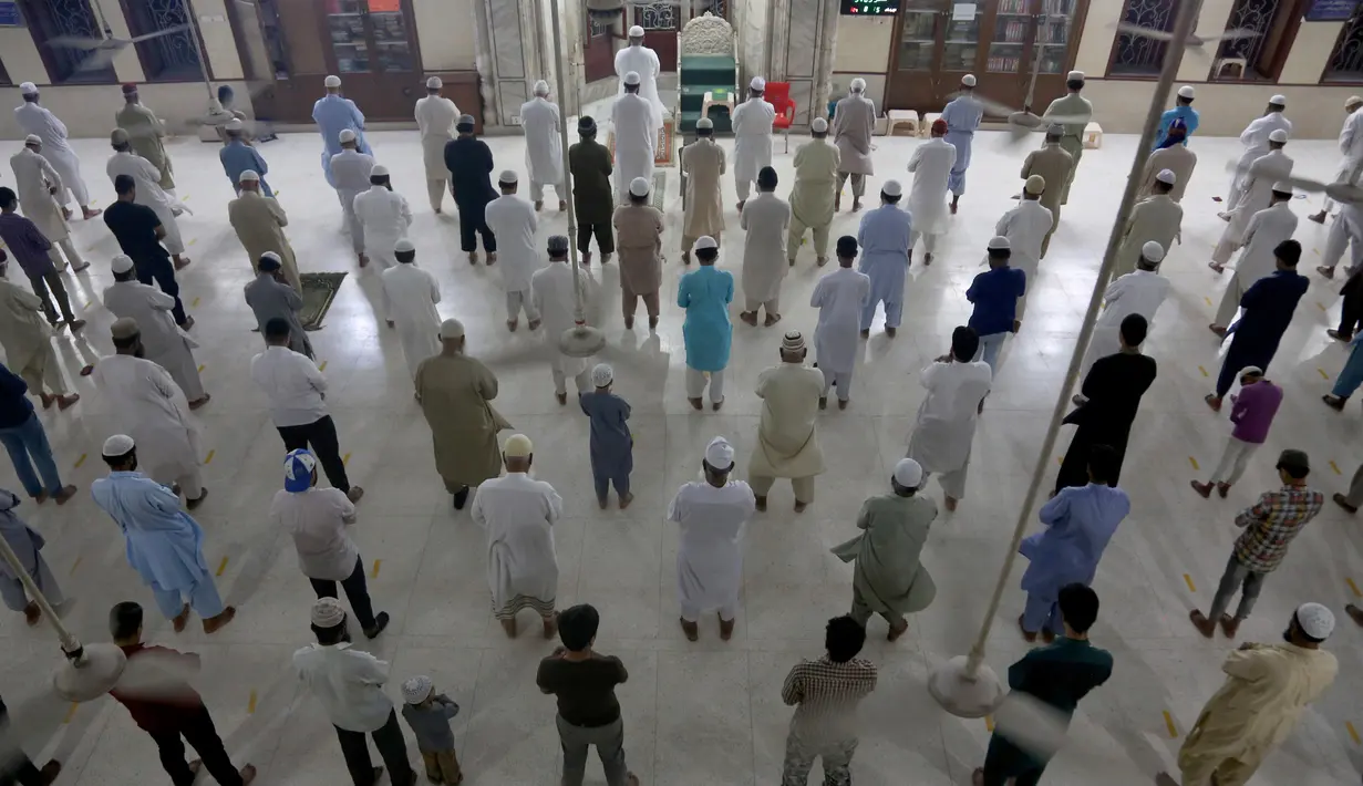 Umat Muslim melaksanakan Salat Malam di sebuah masjid di Karachi, Pakistan, Minggu, (19/4/2020). Pemerintah Perdana Menteri Pakistan Imran Khan tunduk pada tuntutan para pemimpin agama dan setuju untuk menjaga masjid tetap terbuka selama bulan puasa Ramadan. (AP Photo/Fareed Khan)