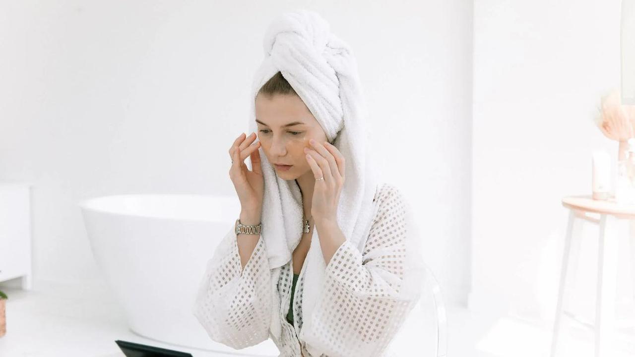 Booster, atau pre-serum, memberikan nutrisi tambahan dan mempersiapkan kulit untuk menerima produk skincare berikutnya.