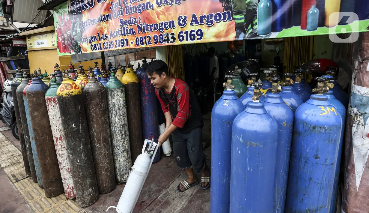Pekerja merapikan tumpukan tabung oksigen di agen isi ulang oksigen Tiga Saudara kawasan Joglo Raya, Jakarta Barat, Kamis (17/6/2021). Seiring meningkatnya jumlah kasus COVID-19 di DKI Jakarta, permintaan oksigen untuk kebutuhan medis rumahan masih belum ada lonjakan. (Liputan6.com/Johan Tallo)