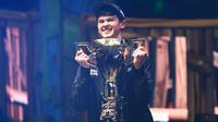 Remaja AS, Kyle Giersdorf alias Bugha merayakan kemenangannya pada turnamen game Piala Dunia Fornite kategori tunggal di Arthur Ashe Stadium, New York, Minggu (28/7/2019). Remaja 16 tahun ini membawa pulang hadiah senilai 3 juta dollar AS atau setara Rp 42 miliar. (Mike Stobe/Getty Images/AFP)