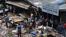 Sejumlah pedagang melihat pembongkaran Pasar Karang Anyar, Jakarta Pusat, Rabu (16/9/2015). Pemprov DKI menyiapkan Pasar Rajawali sebagai tempat pengganti. Tapi, tawaran itu ditolak pedagang. (Liputan6.com/Gempur M Surya)