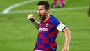 Striker Barcelona, Lionel Messi, melakukan selebrasi usai membobol gawang Napoli pada laga Liga Champions di Stadion Camp Nou, Sabtu (8/8/2020). Barcelona menang 3-1 atas Napoli. (AP/Joan Monfort)