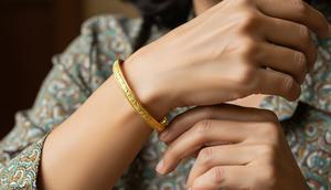 Model Gelang Emas Mewah Namun Ringan untuk Usia 50 Tahun (AI)