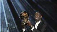 Ousmane Dembele meraih penghargaan Ballon d'Or 2025, Selasa (23/9/2025) dini hari WIB. (AP Photo/Thibault Camus)