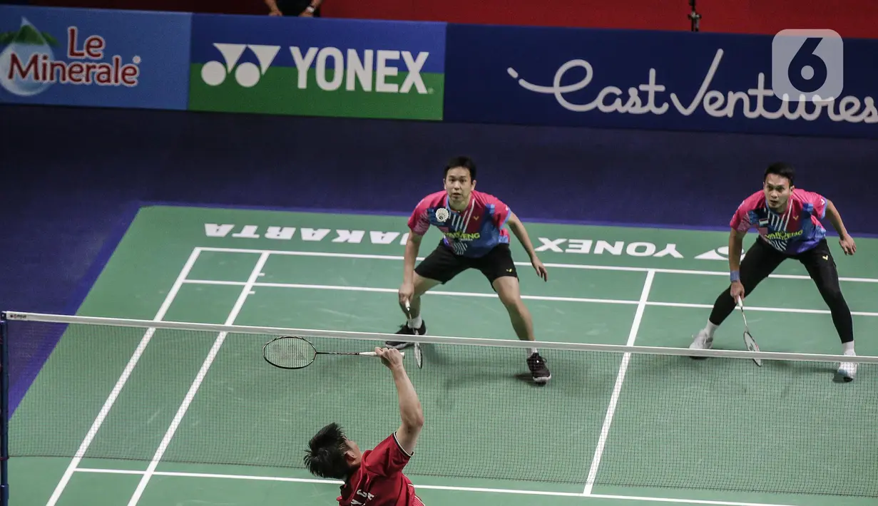 Ganda putra Indonesia, Mohammad Ahsan/Hendra Setiawan saat bertanding melawan Liu Yu Chen/Ou Xuan Yi dari China dalam pertandingan Indonesia Open 2022 di Istora Senayan, Jakarta, Rabu (15/6/2022). Mohammad Ahsan/Hendra Setiawan kalah dengan dengan skor 17-21, 22-24. (Liputan6.com/Faizal Fanani)