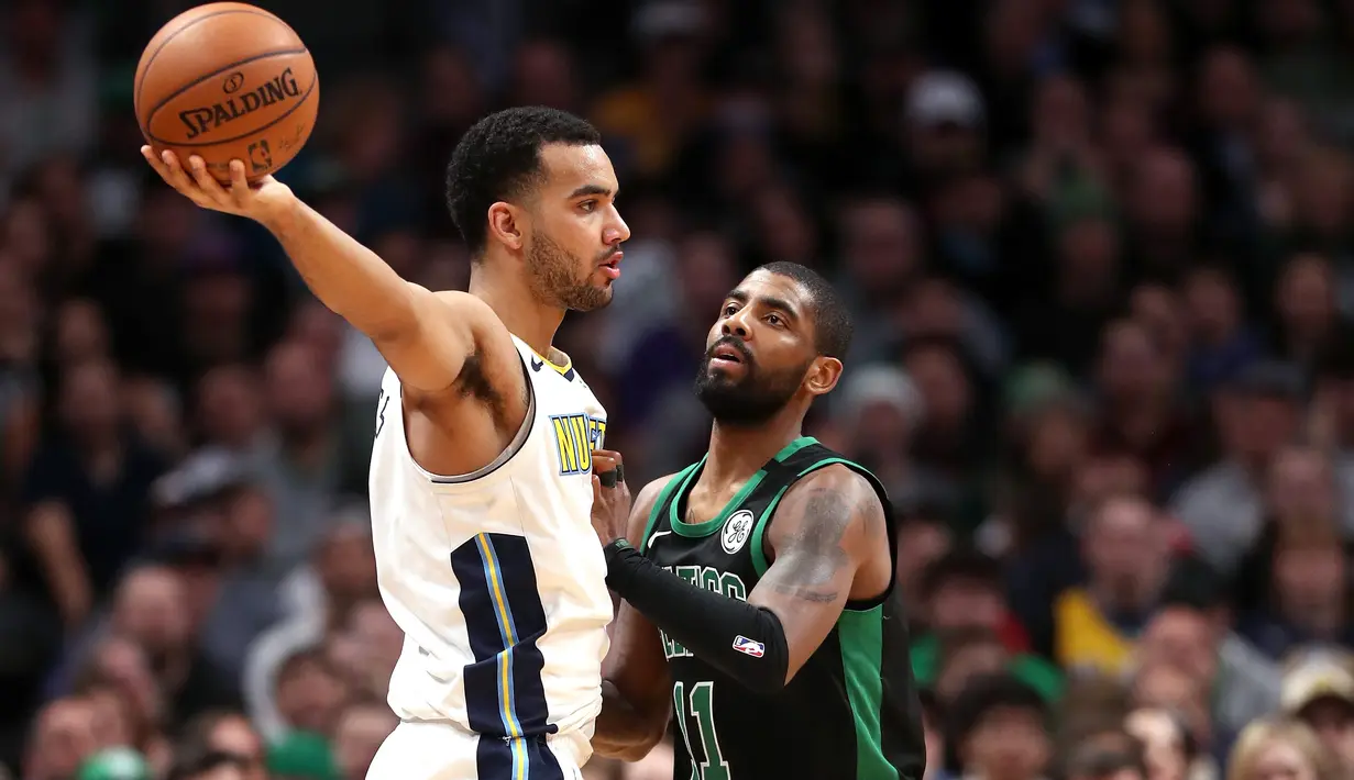 Pemain Denver Nuggets, Trey Lyles #7 mencoba melewati adangan pemain Celtics, Kyrie Irving #11 pada laga NBA basketball game di Pepsi Center, Denver, (29/1/2018). Celtics menang 111-110. (Matthew Stockman/Getty Images/AFP)