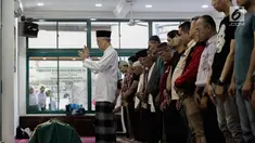 Keluarga dan kerabat mensalatkan jenazah almarhum Andika Putra Sahadewa di Mesjid Al-Iman, Cipinang Elok, Jakarta, Selasa (10/4). Bassist grup band Kerispatih, Andika Putra Sahadewa, meninggal dunia di usia 36 tahun. (Liputan6.com/Faizal Fanani)