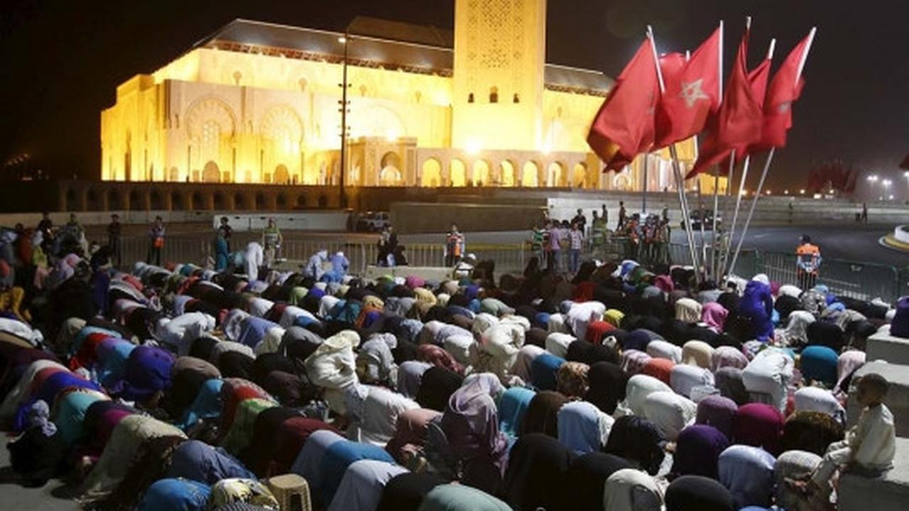 Kekhusyukan muslim Maroko mencari keberkahan malam Lailatul Qadar