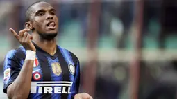 1. Samuel Eto'o – Striker tajam ini pernah secara terbuka berkomentar pedas tentang Jose Mourinho. Namun Eto'o harus menelan semua ucapannya, pada tahun 2009 ia direkrut Mourinho ke Inter Milan dan memenangi treble disana. (AFP/Filippo Monteforte)