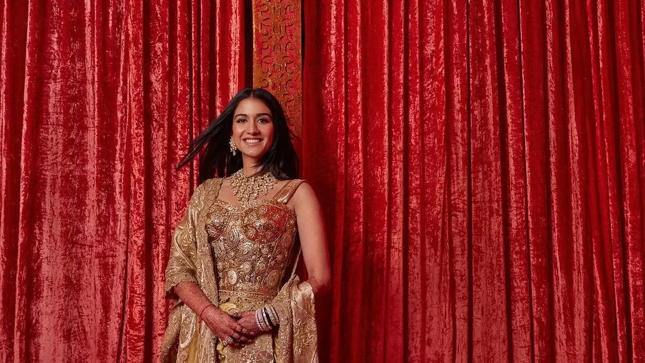 6 Potret Glamor Radhika Merchant dengan Gaun Serba Emas dari Dolce & Gabbana di Malam Resepsi Pernikahan