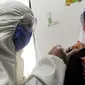 Dokter dengan Alat Pelindung Diri memberikan vaksin radang otak pada anak di Rumah Vaksinasi Sawangan, Depok, Selasa (16/6/2020). Orang tua diminta tidak menunda pemberian imunisasi pada anak-anak yang masih harus menerima imunisasi lengkap di tengah pandemi Covid-19. (merdeka.com/Arie Basuki)