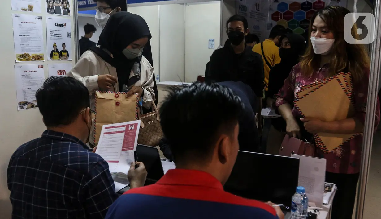 Sejumlah pencari kerja mencari informasi pekerjaan pada acara "Jakarta Job Fair" di Pasaraya Blok M, Jakarta, Kamis (28/7/2022). Dinas Tenaga Kerja, Transmigrasi, dan Energi Provinsi DKI Jakarta menggelar pameran bursa kerja tersebut di lima wilayah kota administrasi Jakarta mulai 27 Juli hingga 11 Agustus 2022 mendatang. (Liputan6.com/Johan Tallo)