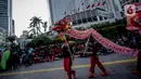 Para pemain Liang Liong hibur pengguna jalan di pedestrian di kawasan Bundaran HI, Jakarta, Kamis (23/1/2020). Kegiatan yang diselenggarakan pemprov DKI Jakarta tersebut bertujuan untuk menghibur pengguna jalan dalam rangka menyambut Tahun Baru Imlek ke 2571. (Liputan6.com/Faizal Fanani)