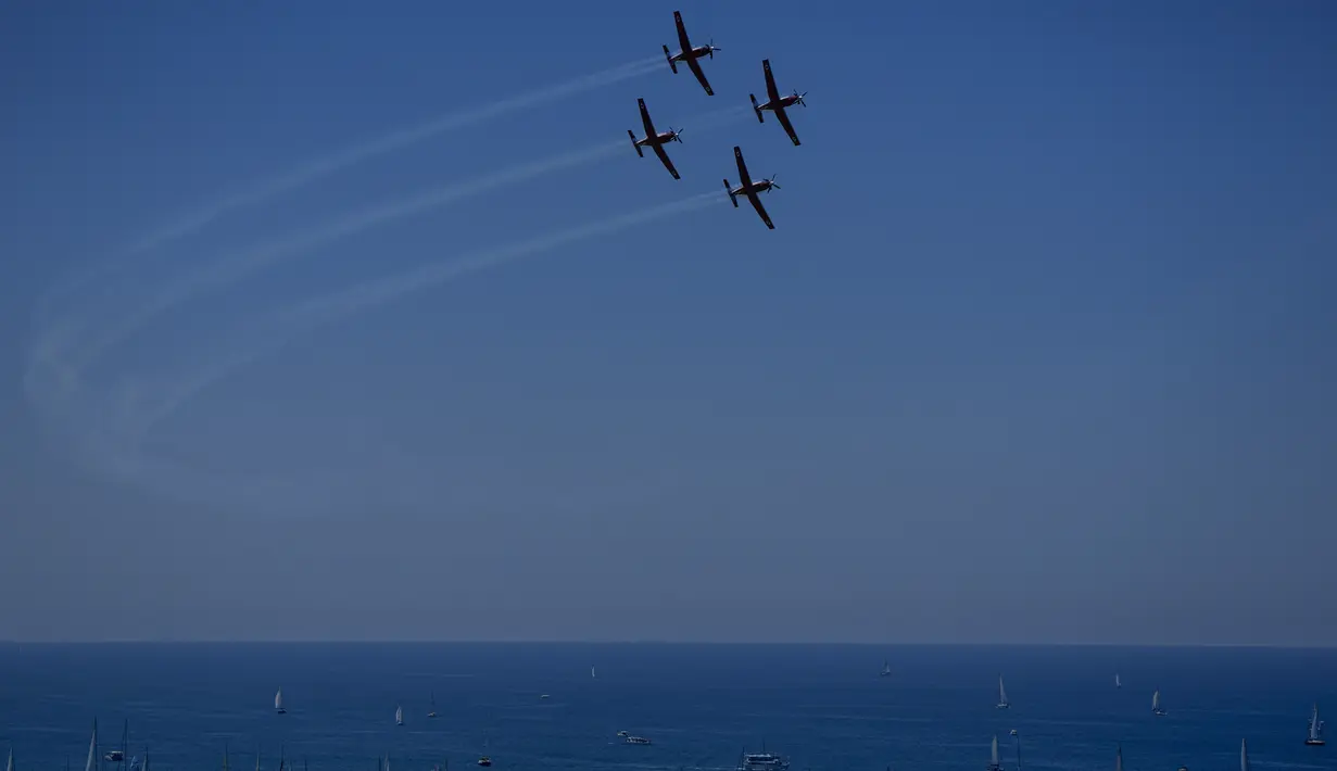 <p>Jet tempur tampak terbang membentuk formasi di atas langit Tel Aviv. (AP Photo/Ariel Schalit)</p>