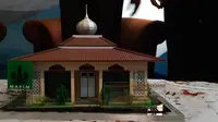 Maket masjid sumbangan rumah produksi film Malaysia SKOP Productions. Dana pembangunan disalurkan lewat organisasi humaniter Malaysia MAPIM. Masjid itu akan dibangun di Kelurahan Duyu, Kecamatan Tatanga, Palu (Rizki Akbar Hasan / Liputan6.com)