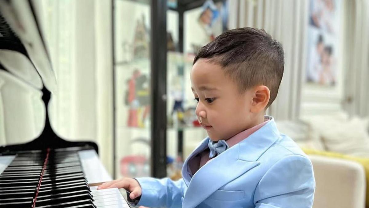 5 Momen Menggemaskan Rayyanza Sangat Serius Belajar Nyanyi, Lagu Cinta untuk Mama Jadi Andalan