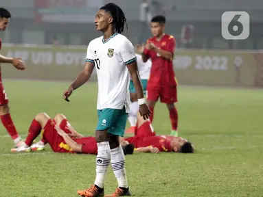 Pemain depan Timnas Indonesia U-19, Ronaldo Kwateh berjalan usai laga melawan Vietnam U-19 pada kualifikasi grup A Piala AFF U-19 2022 di Stadion Patriot Candrabhaga, Bekasi, Jawa Barat, Sabtu (2/7/2022). Timnas Indonesia U-19 gagal membungkam Vietnam U-19 setelah bermain imbang 0-0. (Liputan6.com/Helmi Fithriansyah)