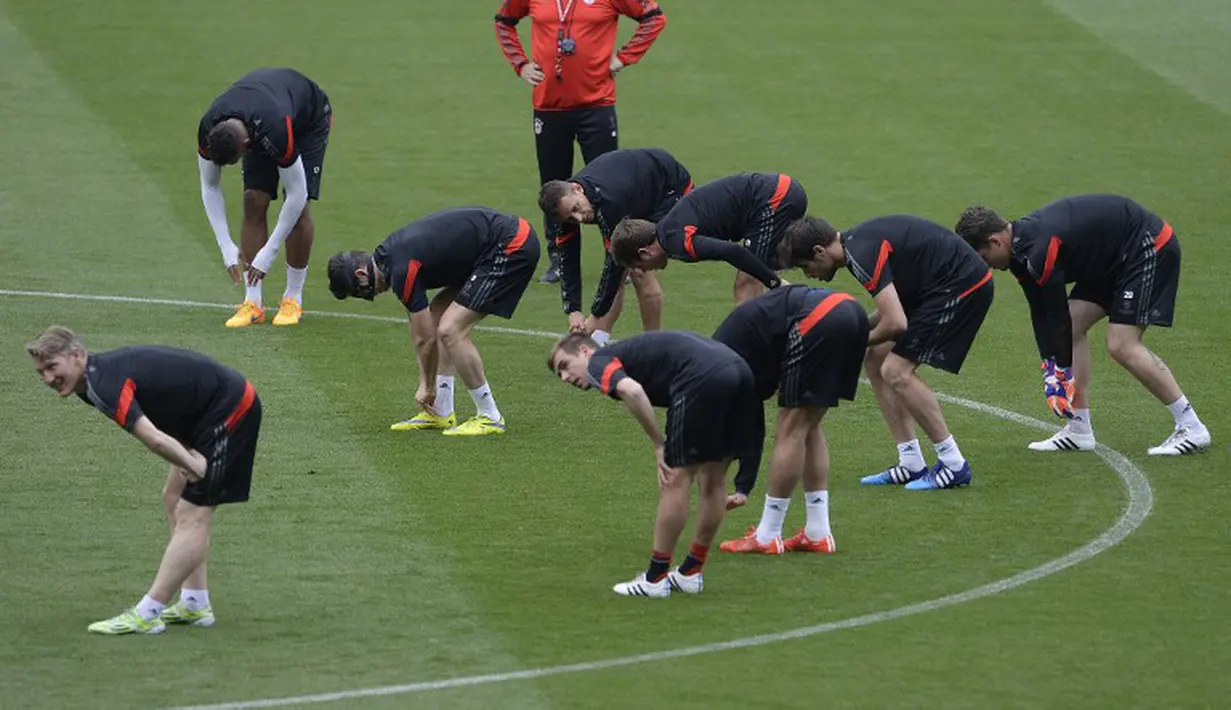 Seluruh pemain Bayern tengah serius menjalani latihan sebelum laga melawan Barcelona. (AFP PHOTO/ JOSEP LAGO)