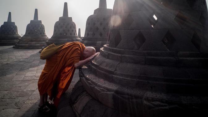 Seorang biksu memanjatkan doa saat berziarah ke Candi Borobudur, Magelang, Jawa Tengah, Sabtu (18/52019). Ziarah yang diikuti oleh para biksu dan umat Buddha tersebut untuk merefleksikan ajaran Sang Buddha serta menyambut Waisak 2563 BE/2019. (OKA HAMIED/AFP)