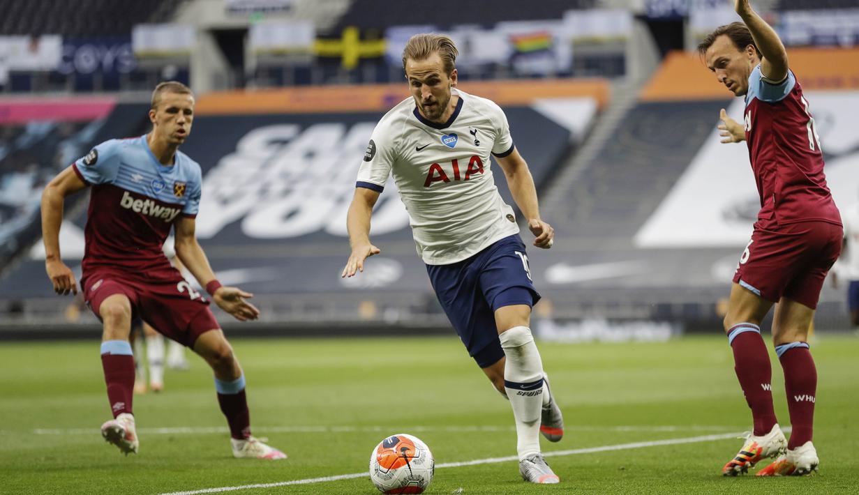 Striker Tottenham Hotspur, Harry Kane, menggiring bola saat melawan West Ham United pada laga Premier League di Stadion Tottenham Hotspur, Selasa (23/6/2020). Tottenham menang 2-0 atas West Ham. (AP/Kirsty Wigglesworth)