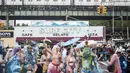 Ratusan orang mengenakan kostum bertema putri duyung berkumpul untuk mengikuti Parade Mermaid 2017 di Coney Island, New York City (17/6). (Alex Wroblewski/Getty Images/AFP)