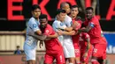 <p>Dua pemain Semen Padang, Kenneth Ngwoke (kanan) dan Cornelius Stewart (kiri) berusaha melepaskan diri dari kawalan para pemain PSS Sleman dalam situasi sepak pojok pada laga pekan ke-3 BRI Liga 1 2024/2025 di Lapangan STIK-PTIK, Jakarta Selatan, Senin (26/8/2024). (Bola.com/Bagaskara Lazuardi)</p>