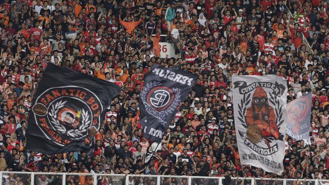 Suporter Persija Jakarta, The Jakmania diprediksi akan memenuhi Stadion Gelora Bung Karno pada leg pertama final Piala Indonesia vs PSM Makassar (Bola.com/M. Iqbal Ichsan)