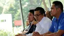 Forum Asosiasi Provinsi PSSI memberikan tanggapan seputar pembentukan tim 9 di kantor PSSI, Jakarta (5/1). Koordinator Forum Asprov PSSI, Gusti Randa (kedua dari kanan) memberikan pernyataan terkait pembentukan tim 9. (Liputan6.com/Helmi Fithriansyah)