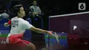 Pebulu tangkis tunggal putra Indonesia Anthony Sinisuka Ginting mengembalikan kok ke arah tunggal putra Denmark Hans Kristian Solberg Vittinghus dalam babak 16 besar East Ventures Indonesia Open 2022 di Istora Senayan, Jakarta Pusat, Kamis (16/6/2022). Anthony Ginting berhasil melaju ke perempat final setelah menang 21-17, 21-9. (Liputan6.com/Faizal Fanani)