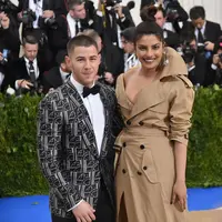 Namun saat pertandingan Dodgers, sumber mengataka Nick dan Priyanka terlihat sangat dekat. (Extra)