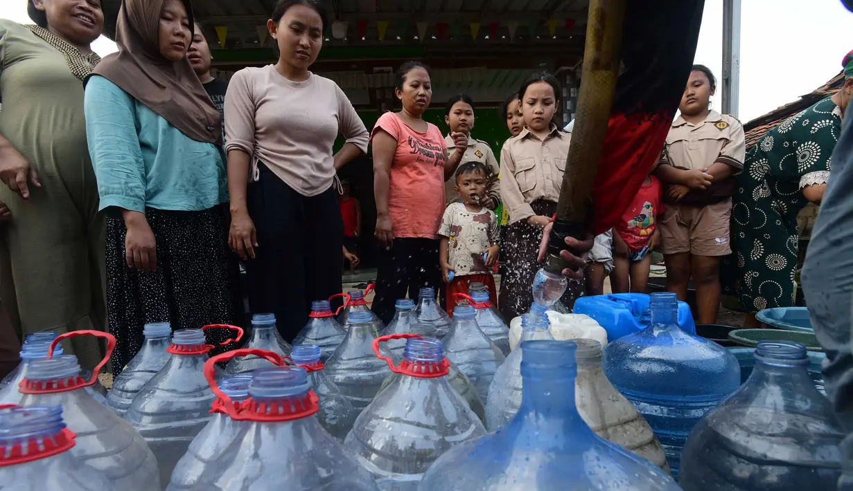 Warga antre mendapatkan air bersih saat pemberian bantuan air bersih yang dilakukan Relawan Gerak Bareng di Desa Cidokom, Bogor, Jawa Barat, Kamis, 30 Juli 2026. (KLY/Arie Basuki)