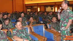 Citizen6, Surabaya: Sedikitnya 300 Pamen dijajaran Kobangdikal mengikuti kuliah penyegaran Biltus Militer dalam Opersi Gabungan dan Operasi Amfibi di gedung Mulyadi, Kesatrian Bumimoro Kobangdikal, Rabu, (30/5). (Pengirim: Penkobangdikal)