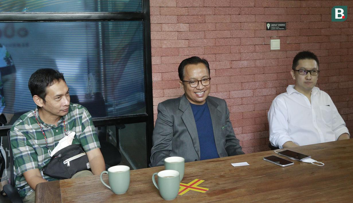 Editor in Chief Bola.com, Darojatun (tengah), Vice Editor in Chief, Erwin Fitriansyah (kiri) dan Deputy CEO KLY, Danny Purnomo (kanan) ikut hadir menemui perwakilan Persik Kediri di Kantor Bola.com, Jakarta. (Bola.com/M Iqbal Ichsan)