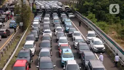 Sejumlah kendaraan terjebak kemacetan panjang di tol yang mengarah ke Bandara Soekarno-Hatta (Soetta), Tangerang, Banten, Selasa (10/11/2020). Kemacetan terjadi karena adanya penyambutan kepulangan pimipinan Front Pembela Islam (FPI) Rizieq Shihab. (Liputan6.com/Angga Yuniar)