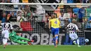 Pemain Udinese Roberto Pereyra (kanan) mencetak gol lewat titik penalti ke gawang Juventus pada pertandingan Liga Italia Serie A di Dacia Arena Stadium, Udine, Italia, 22 Agustus 2021. Pertandingan berakhir dengan skor 2-2. (MIGUEL MEDINA/AFP)