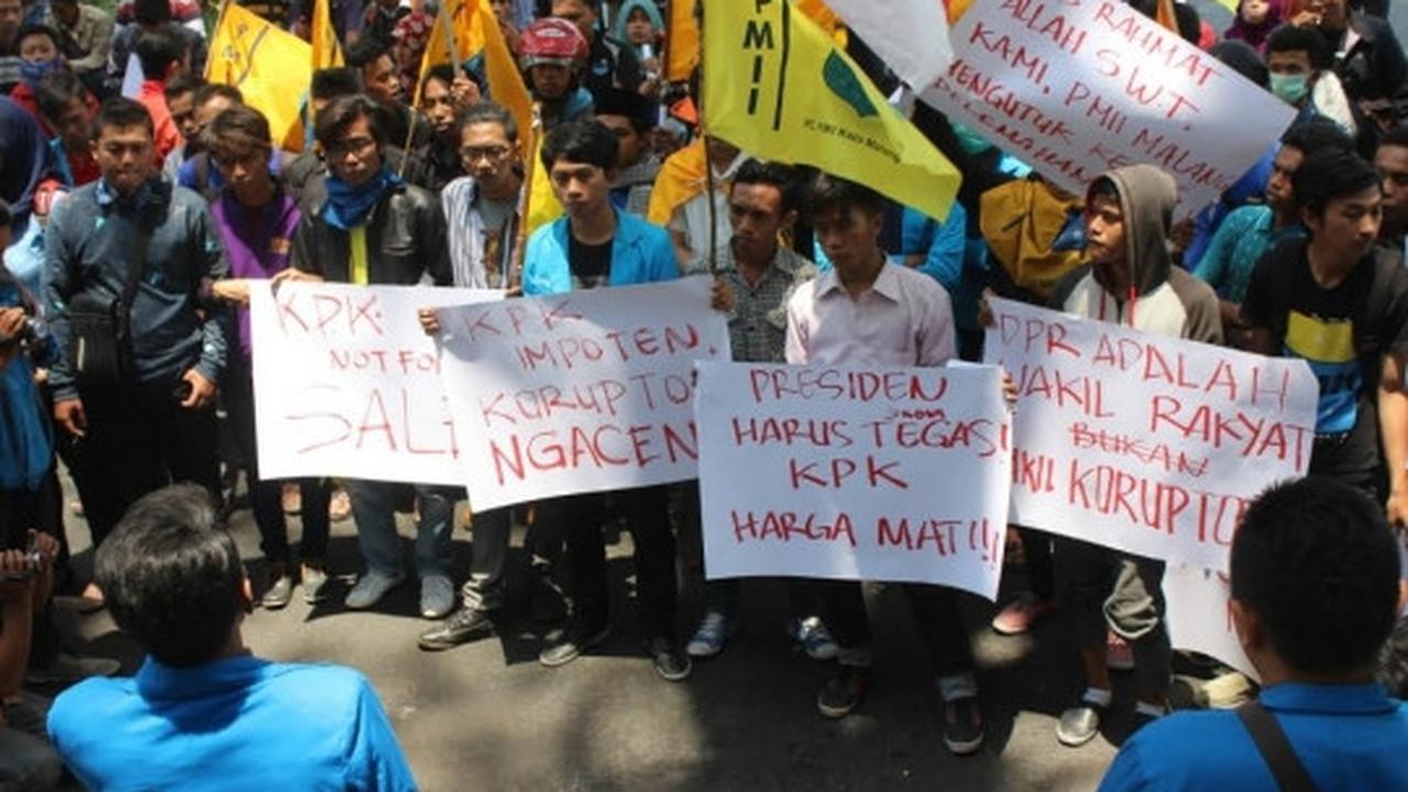 Massa PMII gelar demo setahun Jokowi-JK di DPRD Malang
