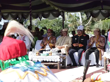 Tokoh nasional Rizal Ramli didampingi Sultan Tidore Husain Syah menyaksikan tarian tradisional pada HUT ke 910 Kota Tidore di Kesultanan Tidore, Sulawesi Utara, Kamis (12/4). Rizal Ramli mendapatkan gelar kehormatan Ngofa Tidore. (Liputan6.com/Pool/Ardi)