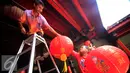 Pekerja memasangkan lampion Klenteng Poncowinatan, Yogyakarta,Selasa (2/2/2016). Lampion lampion di pasang untuk memperindah klenteheng menyambut perayaan imlek. (Liputan6.com/Boy Harjanto)