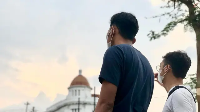 Warga sedang berkunjung ke Kota Tua, Jakarta Barat sambil mengenakan masker karena masih di tengah pandemi COVID-19. (28/8/2022) Foto: Liputan6.com/ Ade Nasihudin).