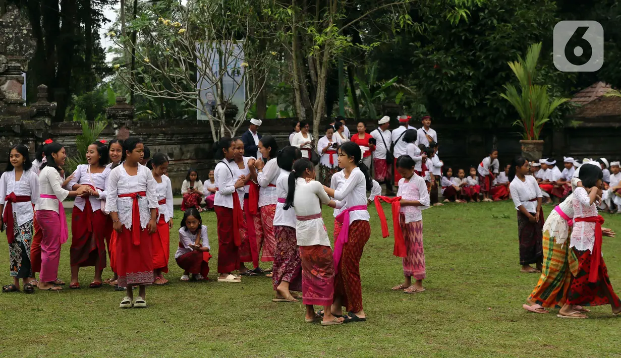Anak-anak bersiap mengikuti perlombaan usai mengikuti upacara peringatan detik-detik Proklamasi di halaman Tugu Pahlawan Banjar Penglipuran, Kabupaten Bangli, Bali, Kamis (17/8/2023). (Liputan6.com/Helmi Fithriansyah)