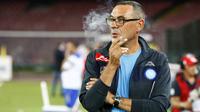 Maurizio Sarri merokok sebelum laga antara Napoli vs Sampdoria di Stadion San Paolo.  Pria kelahiran kota Napoli pada 10 Januari 1959 ini memegang Napoli selama 3 musim sejak 2015. ( AFP/Carlo Hermann )