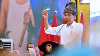 Jokowi saat menyapa langsung peserta JKN di Tebing Tinggi, Sumatra Utara, Rabu (7/2/2024). (Foto: Istimewa)