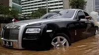 Karena Banjir, Rolls-Royce Ghost Jadi Bathtub!