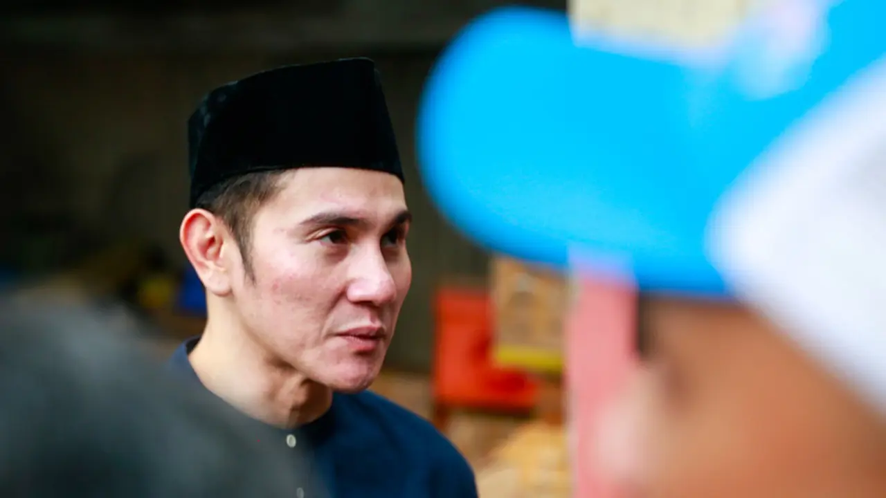 Vino G. Bastian di pemakaman Babe Cabita. [Foto: Muhammad Akrom Sukarya/KapanLagi]