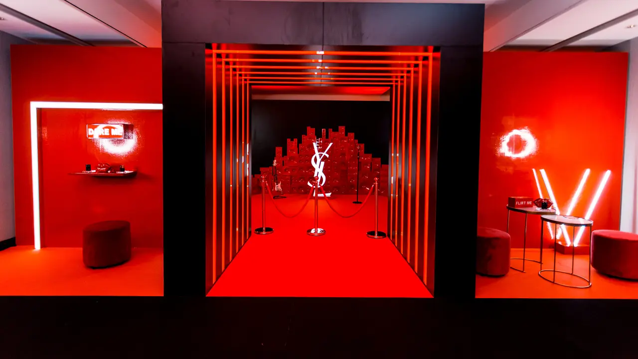 Senyum Maksimal Kala Berpesta dengan Lipstik Yves Saint Laurent
