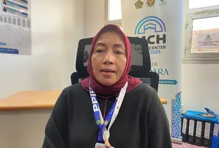 Menteri Pemberdayaan Perempuan dan Perlindungan Anak (MenPPPA) Arifatul Choiri Fauzi yang juga anggota Amirul Hajj saat ditemui di Bandara Internasional King Abdulaziz Jeddah, Selasa (10/6/2025). (Liputan6.com/Dinny Mutiah)