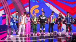 Ben Kasyafani (kiri) memandu permainan saat Konser Histeria Pesta Bola Dunia 2023 yang berlangsung di Studio 5 Emtek City, Jakarta, Selasa (10/10/2023). (Bola.com/Bagaskara Lazuardi)